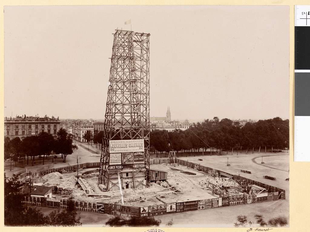 Carte Postale ancienne La construction de la colonne des Girondins à Bordeaux (pour 2Roqs)