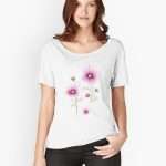 vêtement tee shirt blanc avec fleur de cosmos