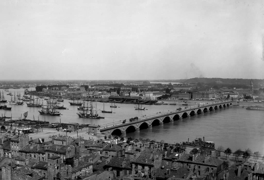 Carte Postale ancienne et animation Le Port de la Lune à Bordeaux (pour 2Roqs)